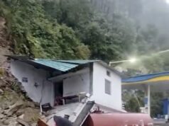 पेट्रोल पम्प के ऊपर आया मलबा, बाल बाल बची कर्मियों की जान