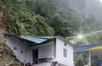 पेट्रोल पम्प के ऊपर आया मलबा, बाल बाल बची कर्मियों की जान