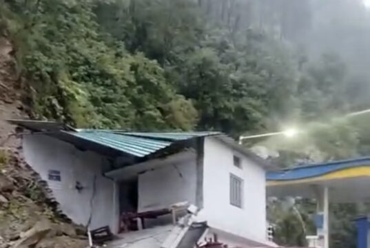 पेट्रोल पम्प के ऊपर आया मलबा, बाल बाल बची कर्मियों की जान