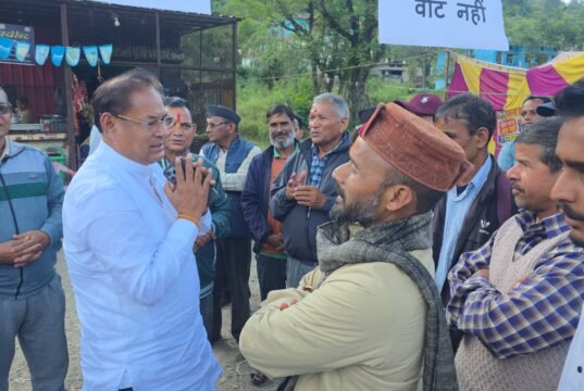 सिमली बेस अस्पताल की मांग को लेकर पांचवें दिन भी आंदोलन जारी, विधायक लखपत बुटोला पहुँचे आंदोलनकारियो के बीच