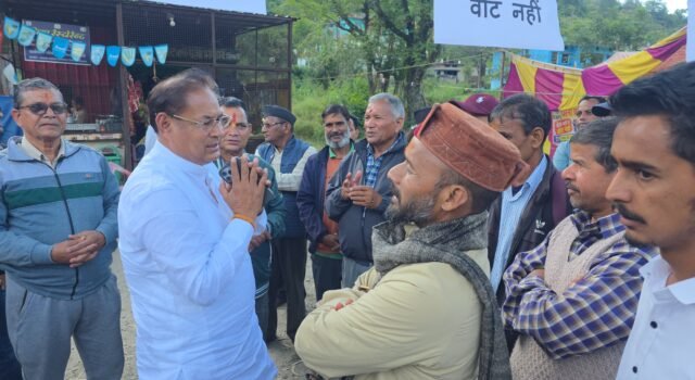 सिमली बेस अस्पताल की मांग को लेकर पांचवें दिन भी आंदोलन जारी, विधायक लखपत बुटोला पहुँचे आंदोलनकारियो के बीच