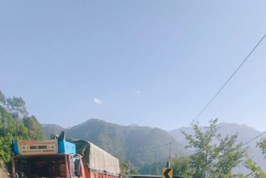 देवलीबगड़ बैंड के पास भीषण सड़क हादसा, ट्रक ने बस और कार को मारी टक्कर