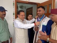 एशियन गेम्स में कांस्य पदक विजेता बॉक्सर कपिल पोखरिया से मिले सीएम धामी