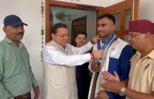 एशियन गेम्स में कांस्य पदक विजेता बॉक्सर कपिल पोखरिया से मिले सीएम धामी