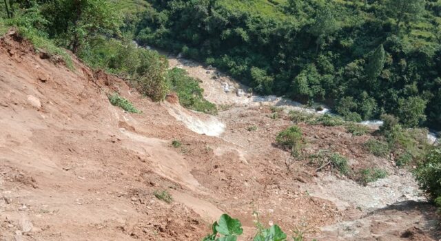 सीमल्ट गांव में आधी रात को भारी भूस्खलन, दहशत में लोग