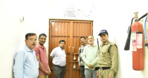 अपर जिलाधिकारी ने किया ईवीएम वेयर हाउस का मासिक निरीक्षण
