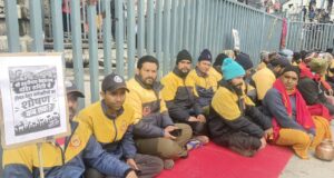 बीकेटीसी के अस्थायी कर्मचारियों का क्रमिक अनशन शुरू, वन टाइम सेटलमेंट समेत तीन मांगें उठाईं