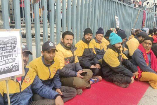 बीकेटीसी के अस्थायी कर्मचारियों का क्रमिक अनशन शुरू, वन टाइम सेटलमेंट समेत तीन मांगें उठाईं