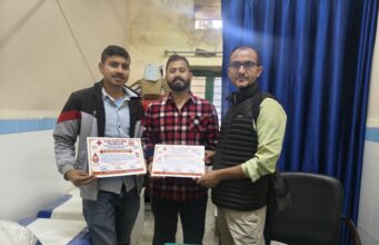 कर्णप्रयाग अस्पताल में पैथोलॉजिस्ट और संसाधनों की कमी से बढ़ी परेशानी, 40 किमी दूर से पहुंचे परिजन