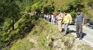 बालगंगा नदी में गिरी सेंट्रो कार, एक युवक की मौत, दूसरा लापता