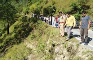 बालगंगा नदी में गिरी सेंट्रो कार, एक युवक की मौत, दूसरा लापता