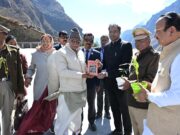 बदरीनाथ धाम पहुंचे राज्यपाल, श्रद्धालुओं से संस्कृति संरक्षण और नशामुक्त समाज बनाने की अपील