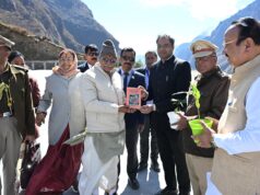 बदरीनाथ धाम पहुंचे राज्यपाल, श्रद्धालुओं से संस्कृति संरक्षण और नशामुक्त समाज बनाने की अपील