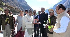 बदरीनाथ धाम पहुंचे राज्यपाल, श्रद्धालुओं से संस्कृति संरक्षण और नशामुक्त समाज बनाने की अपील