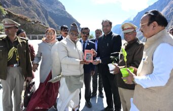 बदरीनाथ धाम पहुंचे राज्यपाल, श्रद्धालुओं से संस्कृति संरक्षण और नशामुक्त समाज बनाने की अपील
