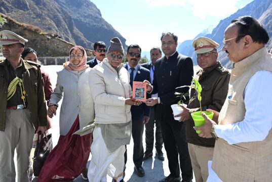 बदरीनाथ धाम पहुंचे राज्यपाल, श्रद्धालुओं से संस्कृति संरक्षण और नशामुक्त समाज बनाने की अपील