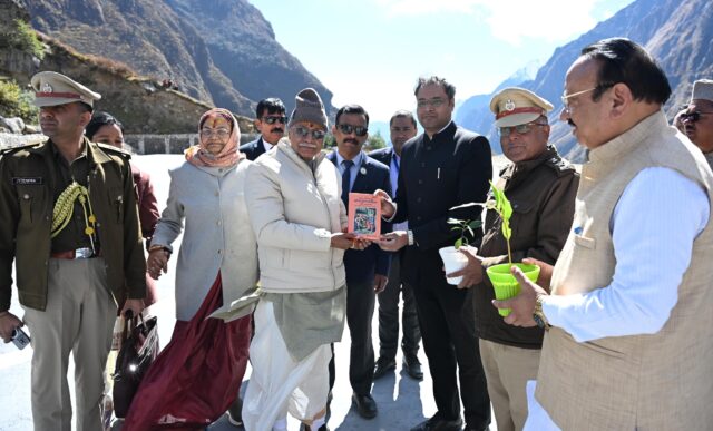 बदरीनाथ धाम पहुंचे राज्यपाल, श्रद्धालुओं से संस्कृति संरक्षण और नशामुक्त समाज बनाने की अपील