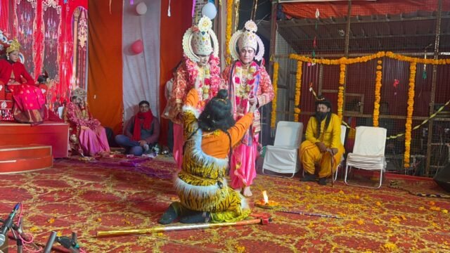 रविग्राम रामलीला में सीता स्वयंवर का भव्य मंचन, श्रीराम ने तोड़ा शिव धनुष तो माता सीता ने पहनाई वरमाला