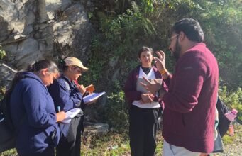 हिमालय की उत्पत्ति और भूगर्भीय संरचना का अध्ययन कर रहे छात्र-छात्राएं