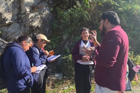 हिमालय की उत्पत्ति और भूगर्भीय संरचना का अध्ययन कर रहे छात्र-छात्राएं