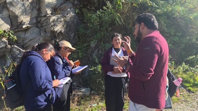हिमालय की उत्पत्ति और भूगर्भीय संरचना का अध्ययन कर रहे छात्र-छात्राएं