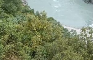 चंडीगढ़ से रुद्रप्रयाग जा रही वैगनआर कार गहरी खाई में गिरी, चालक सहित दो लोगों की मृत्यु, तीन घायल