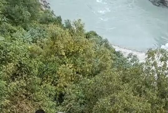 चंडीगढ़ से रुद्रप्रयाग जा रही वैगनआर कार गहरी खाई में गिरी, चालक सहित दो लोगों की मृत्यु, तीन घायल