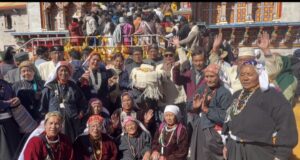 बदरीनाथ धाम में घृत कंबल की परंपरा का निर्वहन, माणा के मोल्फा परिवार ने भेंट किया ऊनी लबादा और देसी घी