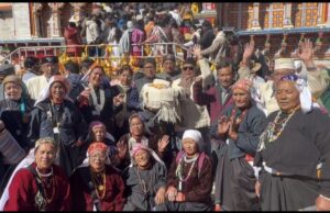 बदरीनाथ धाम में घृत कंबल की परंपरा का निर्वहन, माणा के मोल्फा परिवार ने भेंट किया ऊनी लबादा और देसी घी