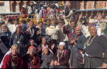 बदरीनाथ धाम में घृत कंबल की परंपरा का निर्वहन, माणा के मोल्फा परिवार ने भेंट किया ऊनी लबादा और देसी घी