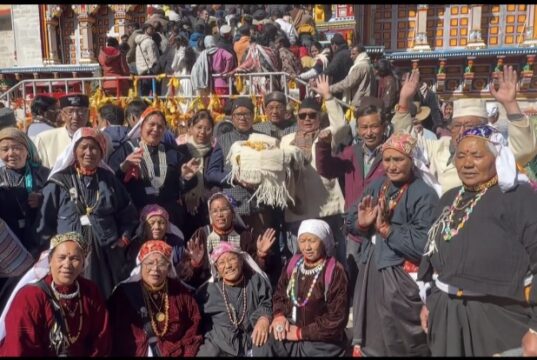 बदरीनाथ धाम में घृत कंबल की परंपरा का निर्वहन, माणा के मोल्फा परिवार ने भेंट किया ऊनी लबादा और देसी घी