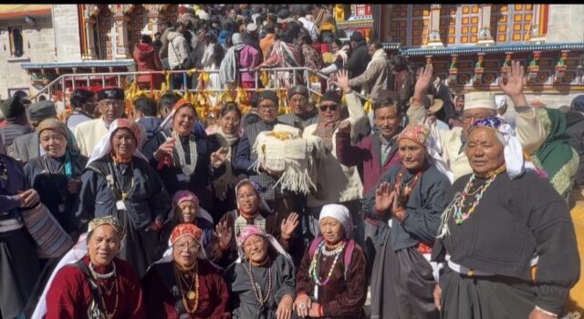 बदरीनाथ धाम में घृत कंबल की परंपरा का निर्वहन, माणा के मोल्फा परिवार ने भेंट किया ऊनी लबादा और देसी घी