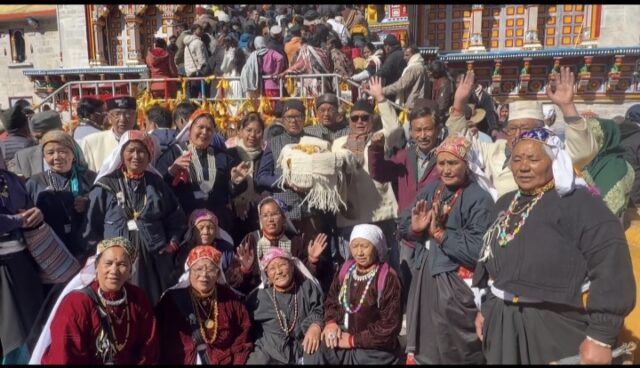 बदरीनाथ धाम में घृत कंबल की परंपरा का निर्वहन, माणा के मोल्फा परिवार ने भेंट किया ऊनी लबादा और देसी घी